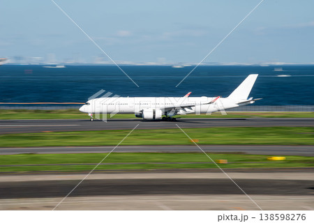 羽田空港に着陸してくるエアバスA350 羽田空港に着陸してくるエアバスA350 138598276