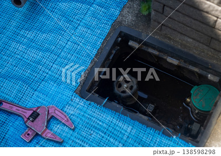 水道メーター点検と配管工事の現場 138598298