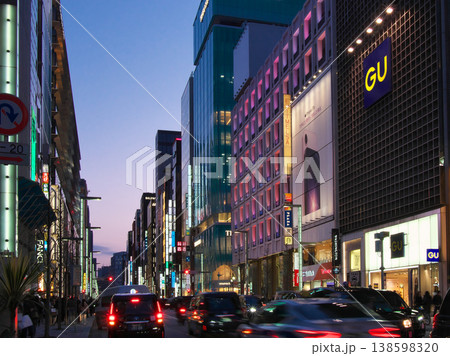 賑わう銀座四丁目交差点付近の夕景 都市景観(2026年3月) 賑わう銀座四丁目交差点付近の夕景 都市景観(2026年3月) 138598320