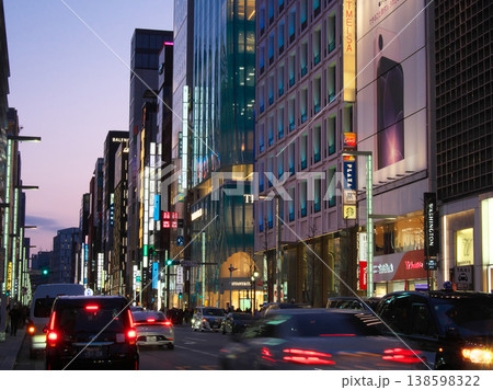賑わう銀座四丁目交差点付近の夕景 都市景観(2026年3月) 賑わう銀座四丁目交差点付近の夕景 都市景観(2026年3月) 138598322