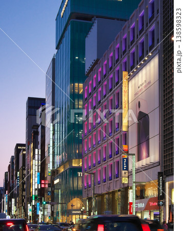 賑わう銀座四丁目交差点付近の夕景 都市景観(2026年3月) 賑わう銀座四丁目交差点付近の夕景 都市景観(2026年3月) 138598323