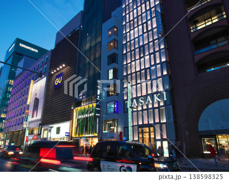 賑わう銀座四丁目交差点付近の夕景 都市景観(2026年3月) 賑わう銀座四丁目交差点付近の夕景 都市景観(2026年3月) 138598325