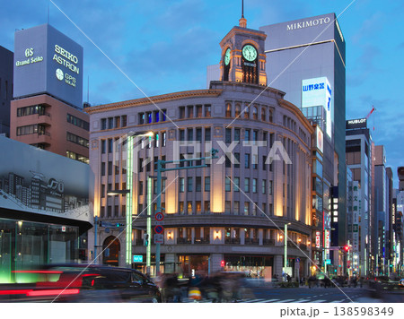 賑わう春の銀座四丁目交差点の夕景　都市景観（2026年3月） 138598349