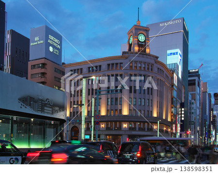 賑わう春の銀座四丁目交差点の夕景 都市景観(2026年3月) 賑わう春の銀座四丁目交差点の夕景 都市景観(2026年3月) 138598351