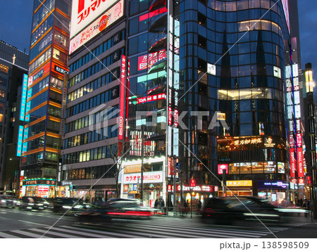 賑わう銀座数寄屋橋交差点の夕景 都市景観(2026年3月) 賑わう銀座数寄屋橋交差点の夕景 都市景観(2026年3月) 138598509