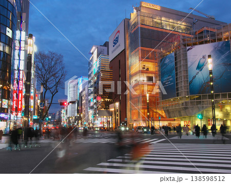 賑わう銀座数寄屋橋交差点の夕景 都市景観(2026年3月) 賑わう銀座数寄屋橋交差点の夕景 都市景観(2026年3月) 138598512