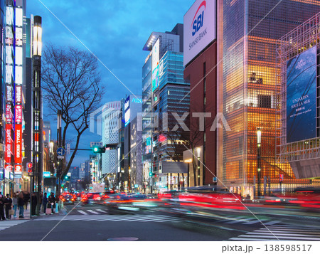 賑わう銀座数寄屋橋交差点の夕景　都市景観（2026年3月） 138598517
