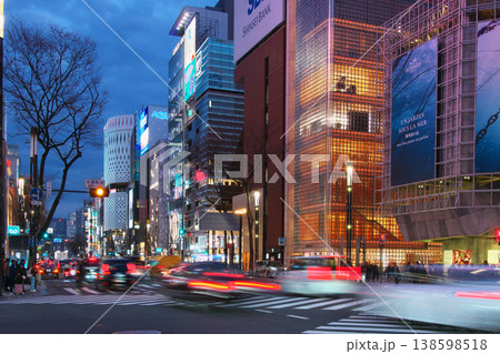 賑わう銀座数寄屋橋交差点の夕景　都市景観（2026年3月） 138598518