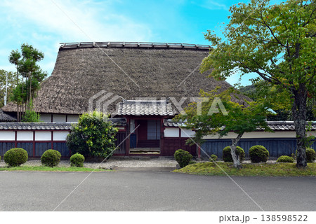 京都　亀岡　走田神社　茅葺き屋根の社務所 138598522