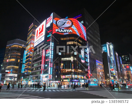 賑わう銀座数寄屋橋交差点の夕景 都市景観(2026年3月) 賑わう銀座数寄屋橋交差点の夕景 都市景観(2026年3月) 138598572