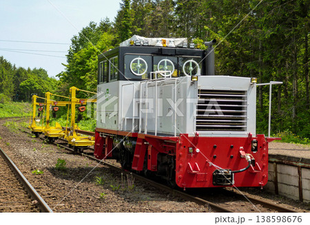 停車中の保線車両DBR600形？ディーゼル機関車レール輸送中　JR函館本線渡島沼尻駅にて 138598676