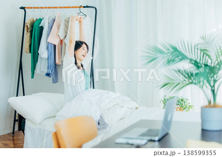 寝起きの女性 138599355