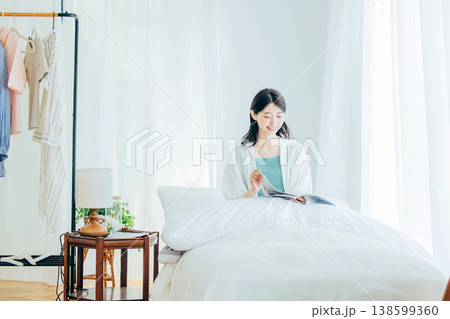 寝室で雑誌を読む女性 138599360