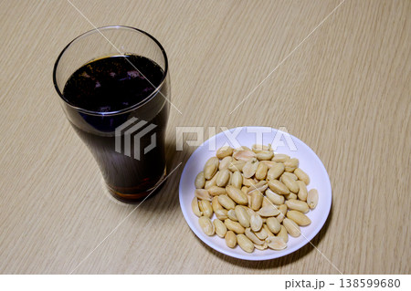 コーラとピーナッツ シンプルなおつまみと飲み物 コーラとピーナッツ シンプルなおつまみと飲み物 138599680