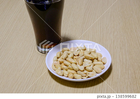 コーラとピーナッツ シンプルなおつまみと飲み物 138599682