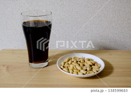 コーラとピーナッツ シンプルなおつまみと飲み物 138599683