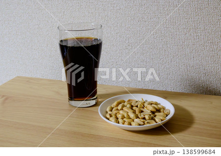 コーラとピーナッツ シンプルなおつまみと飲み物 コーラとピーナッツ シンプルなおつまみと飲み物 138599684