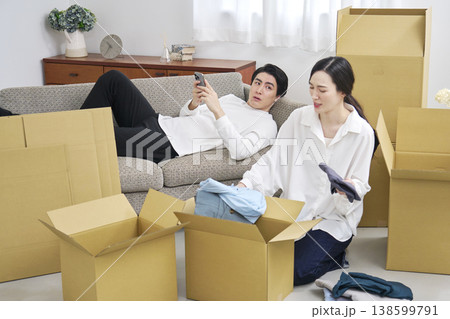 引っ越し作業中に怠ける男性と文句を言う女性 引っ越し作業中に怠ける男性と文句を言う女性 138599791