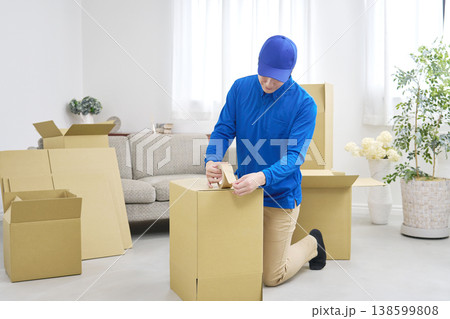 荷造りする引っ越し業者 138599808