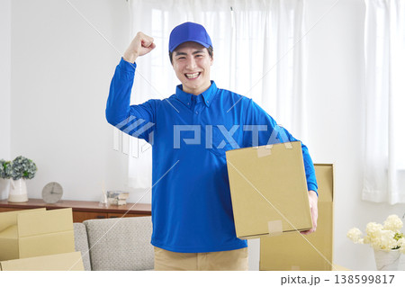 引っ越し業者の男性　ガッツポーズ 138599817