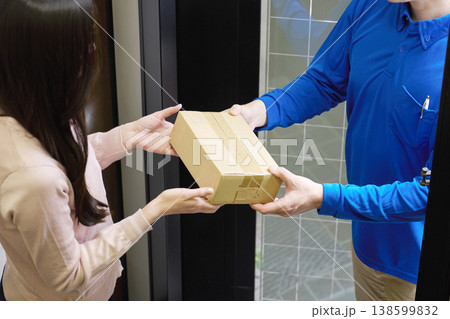宅配便を受け取る女性 顔無し 宅配便を受け取る女性 顔無し 138599832