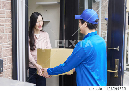 宅配便を受け取る女性 宅配便を受け取る女性 138599836