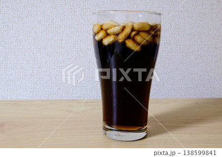 コーラにピーナッツを入れたファーマーズコーラ SNSで話題のドリンク コーラにピーナッツを入れたファーマーズコーラ SNSで話題のドリンク 138599841