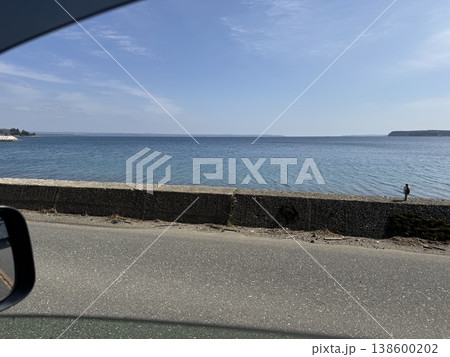 車窓から眺める3月の海 ※石川県 能登半島 車窓から眺める3月の海 ※石川県 能登半島 138600202