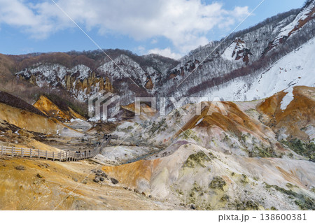 冬の登別温泉 地獄谷の荒々しい火山風景 冬の登別温泉 地獄谷の荒々しい火山風景 138600381
