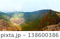 霧に包まれる紅葉の山肌 138600386