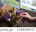バラのドライフラワーを飾った手のブーケ 138600417
