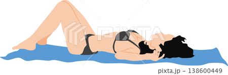 レジャーシートを敷いて砂浜で水着を着て日焼けする女性の後ろ姿の写真 レジャーシートを敷いて砂浜で水着を着て日焼けする女性の後ろ姿の写真 138600449