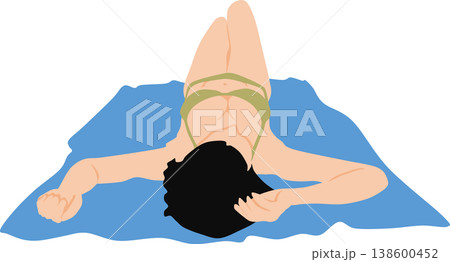 レジャーシートを敷いて砂浜で水着を着て日焼けする女性の後ろ姿の写真 138600452