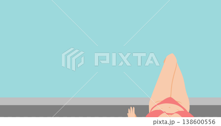 一張從上往下拍攝的特寫照片，照片中一位女士坐在泳池邊，雙腿伸直，鏡頭聚焦在她的大腿上。 138600556