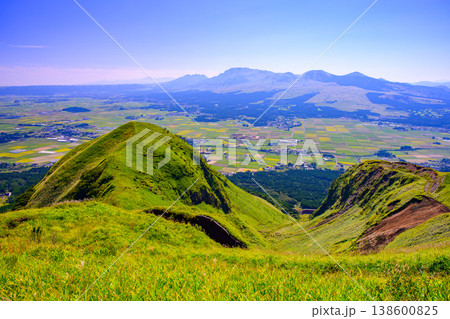 快晴の晩夏に広がる阿蘇ミルクロードと阿蘇パノラマラインからの阿蘇カルデラ絶景風景 138600825
