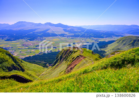 快晴の晩夏に広がる阿蘇ミルクロードと阿蘇パノラマラインからの阿蘇カルデラ絶景風景 138600826