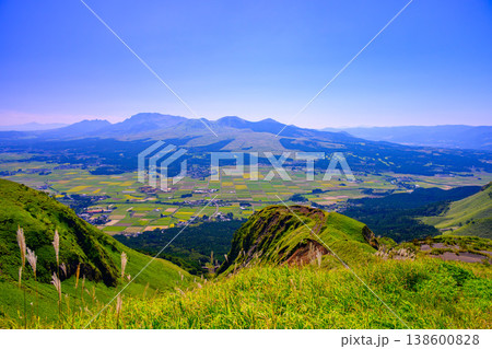 快晴の晩夏に広がる阿蘇ミルクロードと阿蘇パノラマラインからの阿蘇カルデラ絶景風景 快晴の晩夏に広がる阿蘇ミルクロードと阿蘇パノラマラインからの阿蘇カルデラ絶景風景 138600828