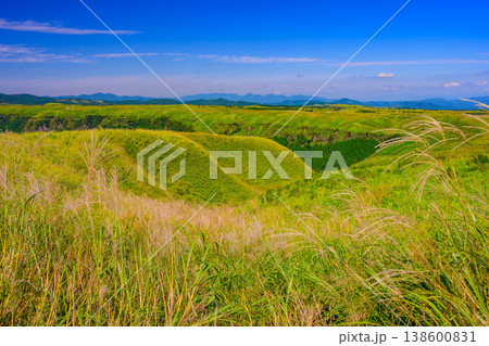 快晴の晩夏に広がる阿蘇ミルクロードと阿蘇パノラマラインからの阿蘇カルデラ絶景風景 138600831