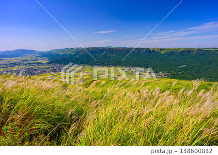 快晴の晩夏に広がる阿蘇ミルクロードと阿蘇パノラマラインからの阿蘇カルデラ絶景風景 快晴の晩夏に広がる阿蘇ミルクロードと阿蘇パノラマラインからの阿蘇カルデラ絶景風景 138600832