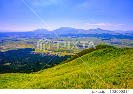 快晴の晩夏に広がる阿蘇ミルクロードと阿蘇パノラマラインからの阿蘇カルデラ絶景風景 138600834