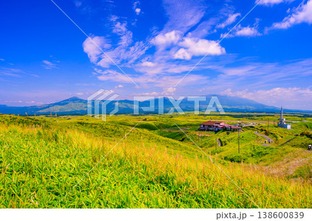 快晴の晩夏に広がる阿蘇ミルクロードと阿蘇パノラマラインからの阿蘇カルデラ絶景風景 快晴の晩夏に広がる阿蘇ミルクロードと阿蘇パノラマラインからの阿蘇カルデラ絶景風景 138600839