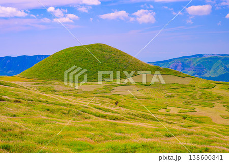 快晴の晩夏に広がる阿蘇ミルクロードと阿蘇パノラマラインからの阿蘇カルデラ絶景風景 快晴の晩夏に広がる阿蘇ミルクロードと阿蘇パノラマラインからの阿蘇カルデラ絶景風景 138600841