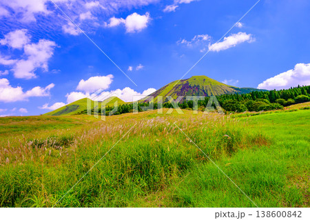 快晴の晩夏に広がる阿蘇ミルクロードと阿蘇パノラマラインからの阿蘇カルデラ絶景風景 快晴の晩夏に広がる阿蘇ミルクロードと阿蘇パノラマラインからの阿蘇カルデラ絶景風景 138600842