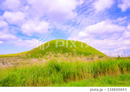 快晴の晩夏に広がる阿蘇ミルクロードと阿蘇パノラマラインからの阿蘇カルデラ絶景風景 138600843