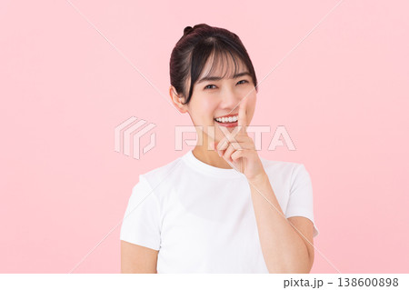 若い女性のビューティ 138600898