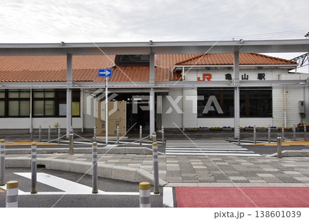 三重県亀山市　JR亀山駅と駅前風景 138601039