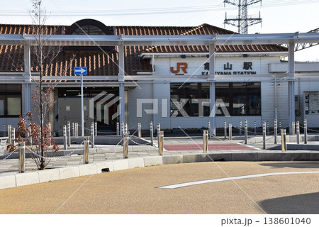 三重県亀山市　JR亀山駅と駅前風景 138601040