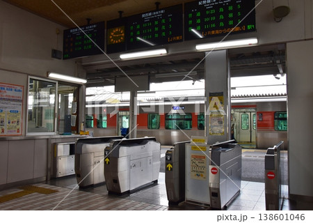 三重県亀山市 JR亀山駅の改札口前 三重県亀山市 JR亀山駅の改札口前 138601046