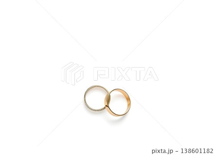 白背景に置かれた2つの結婚指輪のシンプルで上品なブライダルイメージ（AI生成） 138601182