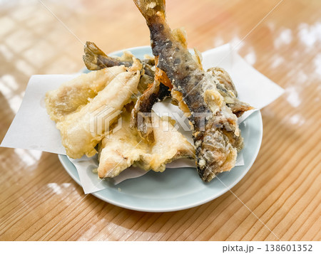 川魚料理。渓流の女王、アマゴ(ヤマメ)の天ぷらと唐揚げ。 138601352